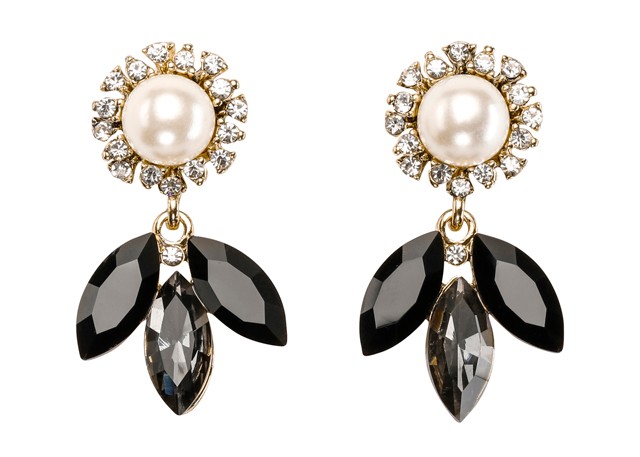 Nappal is viselheted ezt a gyönyörű fülbevalót. A stylistjaink szerint úgy működik, mint valami varázslat: azonnal kiemeli a szépségedet. Kár volna egy ilyen elérhető, egyszerű trükköt kihagyni! C&A 1990 Ft