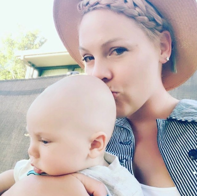 Pink szelfizik, miközben szoptatja a kisfiát, mi pedig imádjuk érte