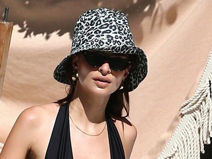 Emily Ratajkowksi újra a strandon, és fürdőruhájától leblokkoltunk