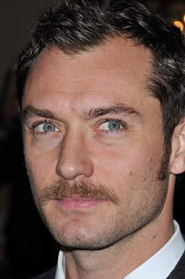 Jude Law és westernhős stílusú bajusza