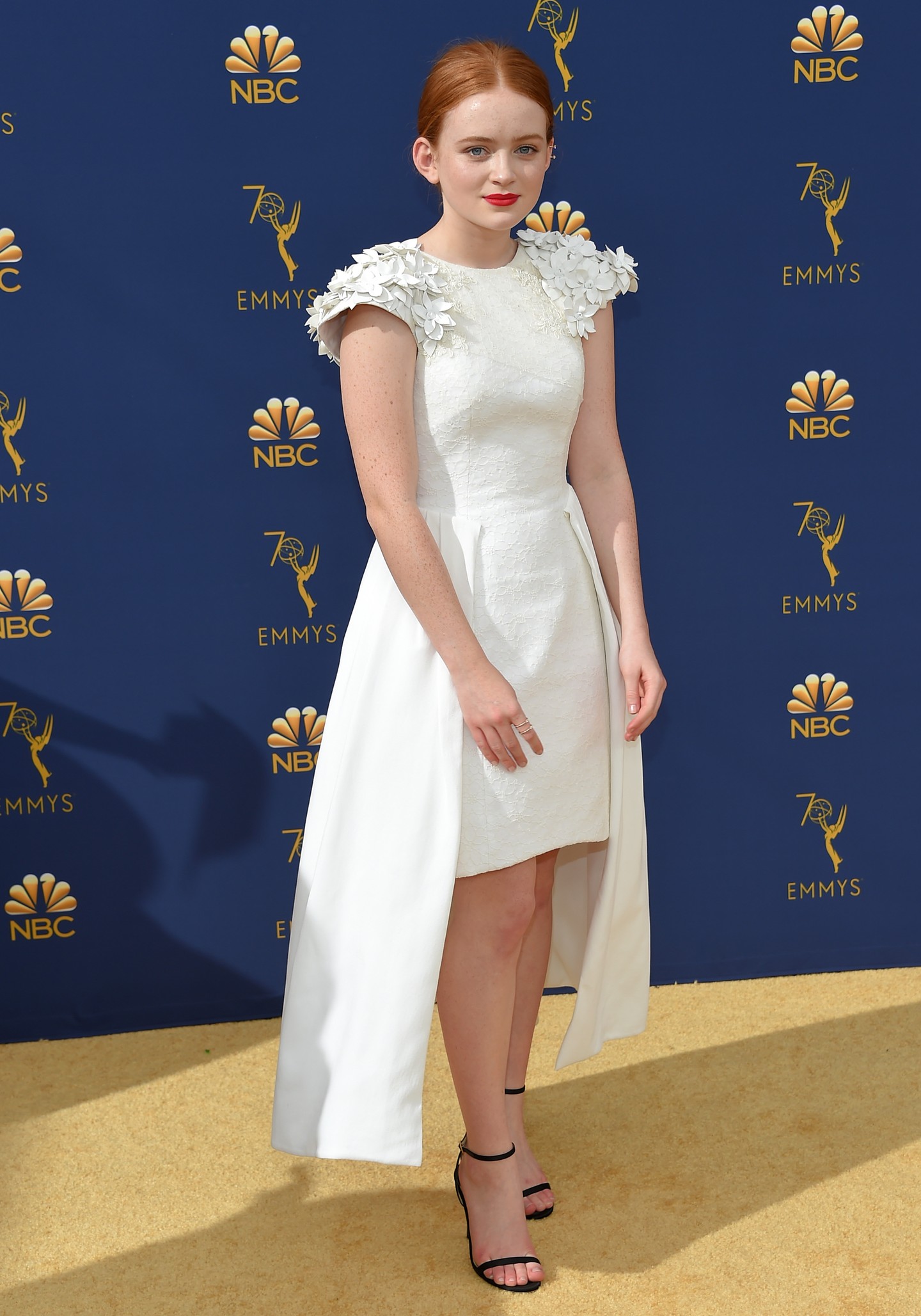 2018-ban, az Emmy-díjátadón egy fehér Hiraeth kreációra esett a választása, amit fekete magassarkúval és vörös rúzzsal koronázott meg. Már akkor is egyértelmű volt, hogy egy igazi stílusikon van születőben!