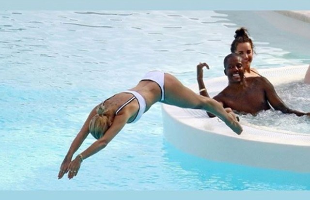 Rita Ora Franciaországban nyaral