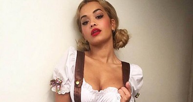 Topless tehenészlány lett Rita Ora