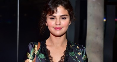 Selena Gomez micsoda kombinéruhában divatozik