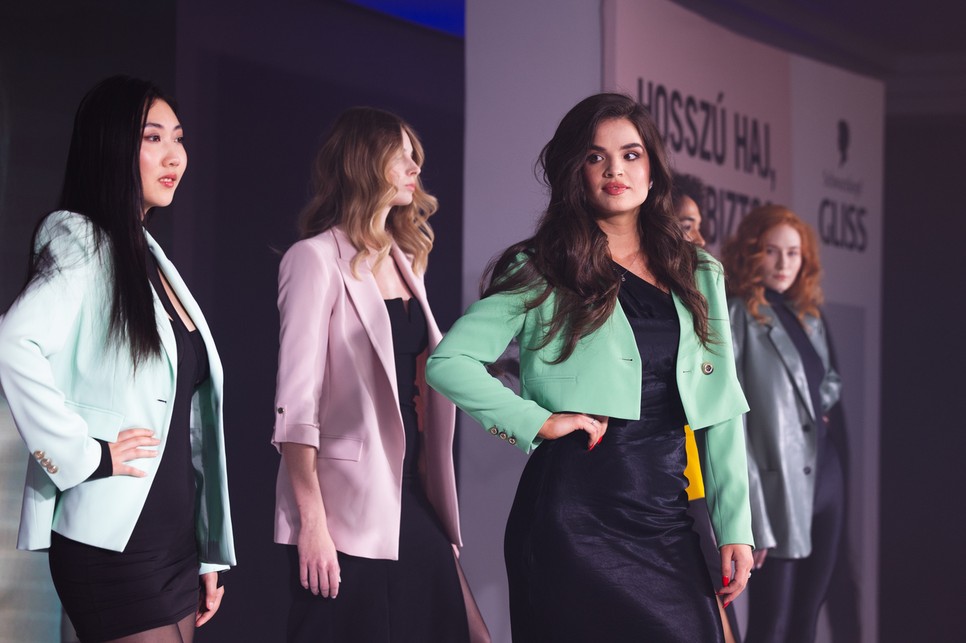 Az eseményen a modellek a tökéletes frizura mellett egy teljes stylingot is kaptak Kiss Márk stylist személyében