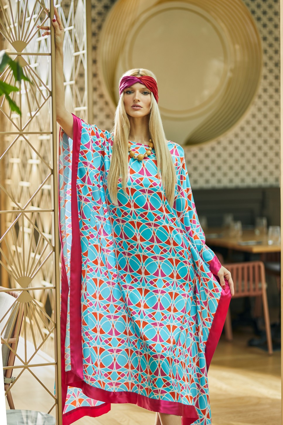 Egy ilyen színes kaftánt nagyon sokféleképpen viselhetsz a tavasszal és a nyáron, és pont azt a szabadságot jelenti majd a mindennapjaidban, amire vágysz!