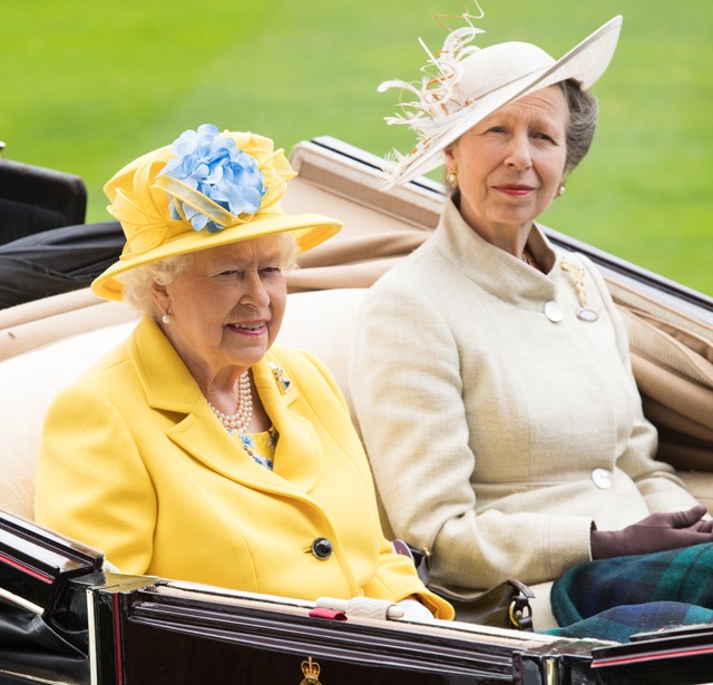 Ma 69 éves II. Erzsébet királynő lánya: nézd, milyen álomszép volt fiatal korában