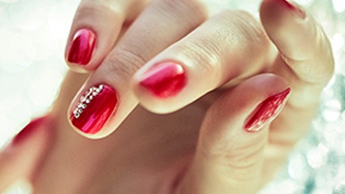 Őszi körömtrendek: a piros mellett hódít a nude és a púderkék