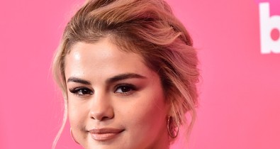 Hú, Selena Gomez az év legszexibb felsőjében a vörös szőnyegen