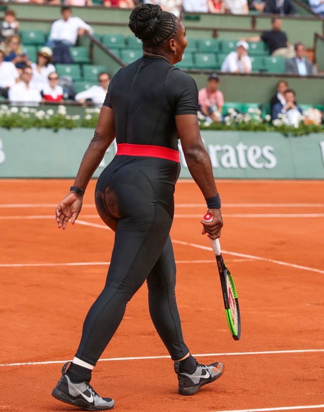 Serena Williams overallban teniszezik