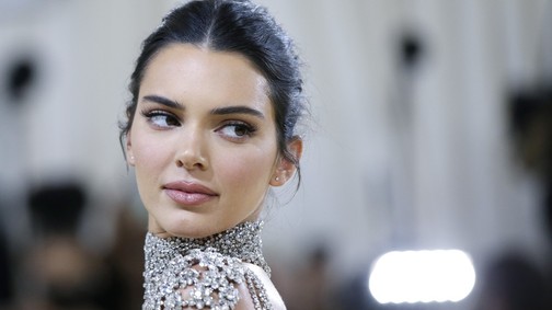 Kendall Jenner ruhája a Met gála afterpartijáról egy ikonikus hollywoodi pillanatot idézett meg