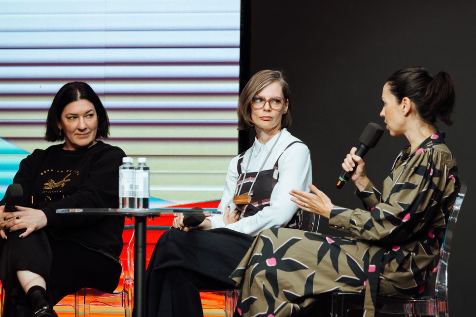 Maróy Krisztina a GLAMOUR főszerkesztője, Mengyán Eszter a Holy Duck alapítója, író, Korn Anita a Ruhastory alapítója beszélgetnek a fenntartható divatról a WAMP színpadán Fotó: Horváth Anikó