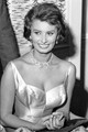 Sophia Loren a mediterrán diéta híve volt, így nála mindig volt kéznél egy kis olíva olaj. Azonban nem csak az étrendjét bolondította meg vele, hanem általában a fürdővizét is. A puha és fényes bőr érdekében fürdés közben mindig tett pár csepp olajat a vízbe. 