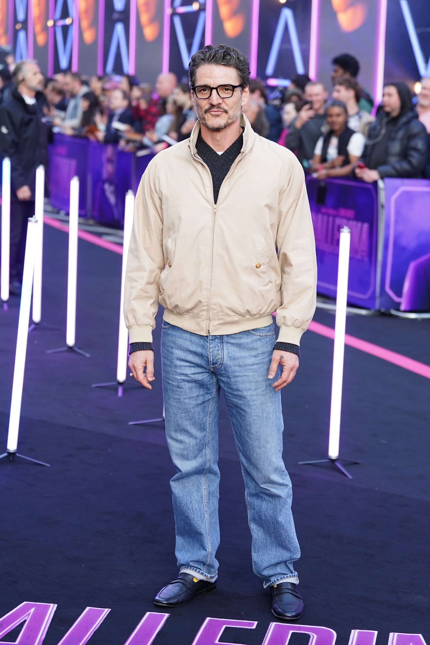 A Balerina című film londoni premierjén pedig éppen azért lopta el a show-t, mert a lehető leghétköznapibb szettben - farmerben és kabátban - érkezett a bemutatóra. 