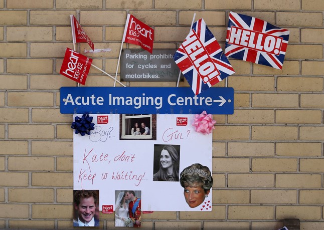 Kate Middleton szülés helyett a kis Györgyöt kocsikáztatja