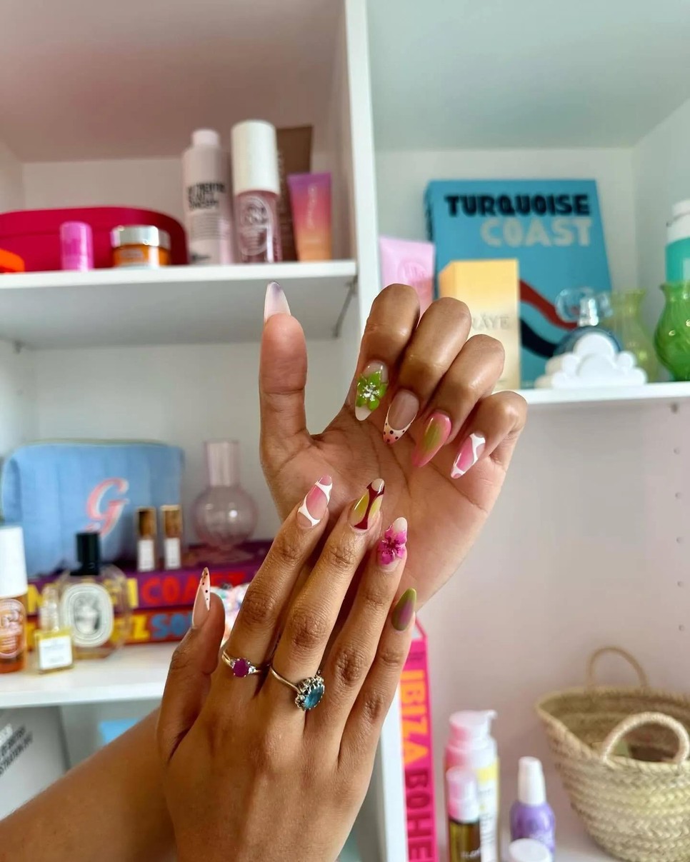 A brit GLAMOUR közösségi média szerkesztője, Robyn imádja a hibiszkusz körmöket