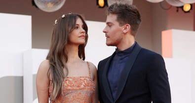 Palvin Barbara és Dylan Sprouse csókja többet mond minden szónál, csak úgy izzik köztük a levegő
