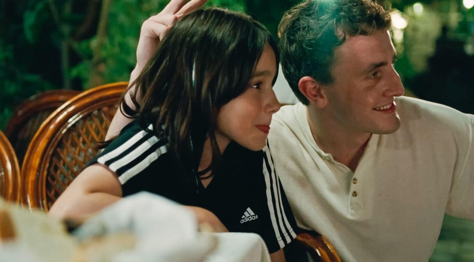 Paul Mescal és Frankie Corio az Aftersun című - legendásan szomorú - filmben