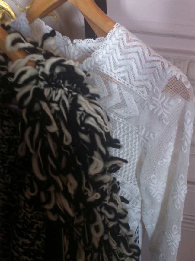 A nőies, rugalmas csipke és a rusztikus, kötött darabok együtt viselve izgalmasak és kényelmesek