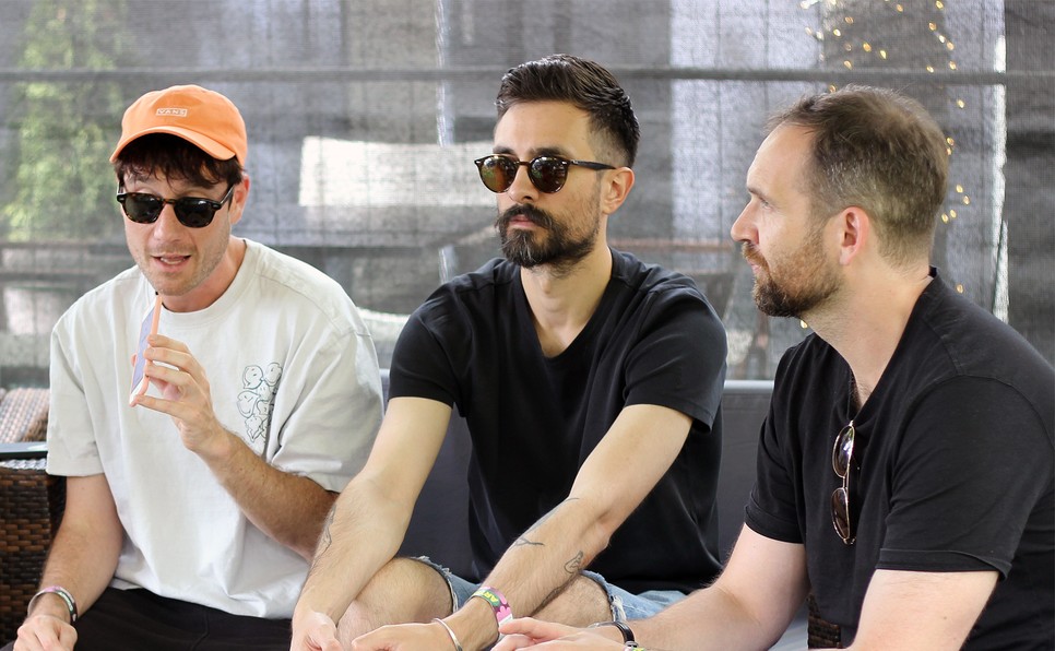 „Mind küzdünk olyan narratívákkal a fejünkben, amelyek nem válnak a hasznunkra” - interjú a Bastille zenekar tagjaival