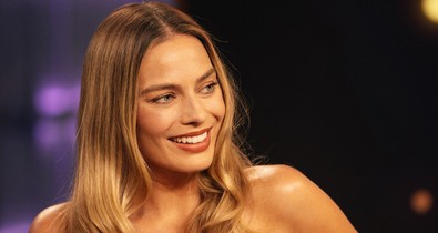 Margot Robbie egy szál melltartóban érkezett a párizsi divathétre, minden tekintetet magára vonzott