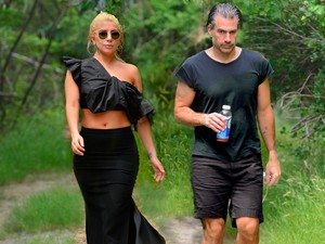 Nem hiszed el, milyen cipőben ment túrázni Lady Gaga