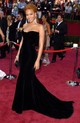 2005 – Beyoncé az Oscar-gálán egy elegáns és klasszikus fekete bársony Versace estélyit viselt, amely tökéletesen kihangsúlyozta alakját. A ruha különlegessége, hogy szintén egy vintage darabról van szó. Tökéletesen illeszkedett Beyoncé vörös szőnyeges stílusához, amely gyakran ötvözi a drámaiságot a kifinomult, klasszikus glamúrral.