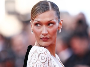 Bella Hadid melltartó nélkül csobbant egyet, csuromvizes pólóban, barátnőivel élvezte a nyár utolsó pillanatait
