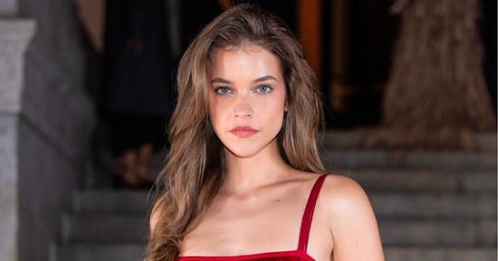 Palvin Barbara tűzpiros ruhában szántotta fel a vörös szőnyeget, csak úgy ámulunk, milyen lélegzetelállító a magyar modell