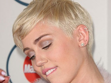 Miley ezüstös ünnepi sminkje