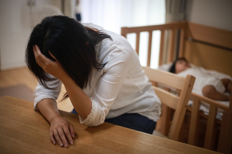 A szülés utáni depresszió a "baby bluesnál"  sokkal komolyabb, és kezelést igénylő mentális zavar