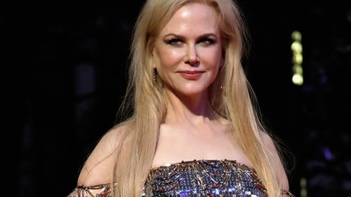 Nicole Kidman fényvisszaverő ruhájában túlragyog mindenkit! Szó szerint!