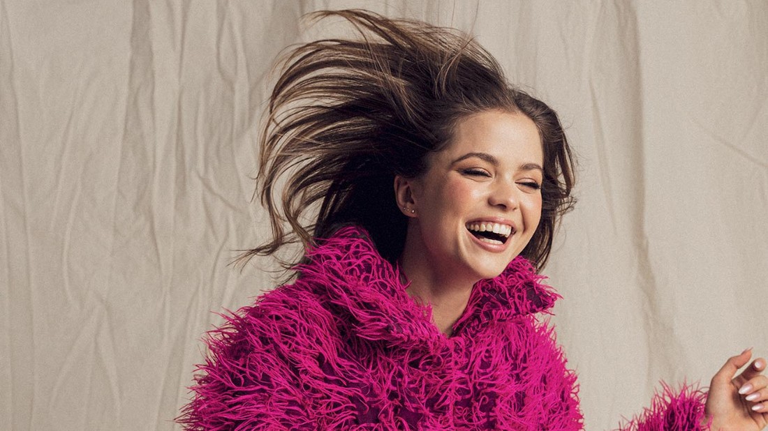 A ma már sikeres énekesnő gyerekkorában cukrásznak készült, a zenei karrierjében az áttörést egy tehetségkutató hozta el számára, később pedig Caramel vette a szárnyai alá, a kitartó munka eredménye pedig meg is lett, hiszen idén tavasszal megjelent első nagylemeze, aminek kiemelt témája a mentális egészség