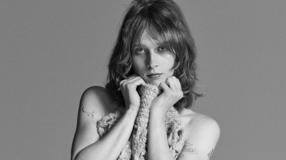 Lauren Auder brit–francia énekes-dalszerző a GANNI 2025-ös őszi–téli kampányfotóján