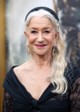 Elegáns hajpántok: A Helen Mirren által választott fekete szatén hajpánt gyönyörű kontrasztot képez az ősz tincsekkel, és bármilyen szettet azonnal feldob.