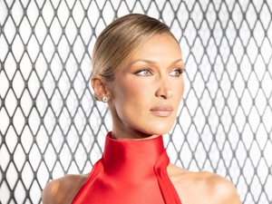 Bella Hadid pucérruhájából árad a meztelenség, alig takarja valami a modell fenekét 