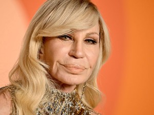 Brutális összegért vásárolta fel a Prada a Versace divatházat, Trump vámháborúja sem állította meg az üzletet