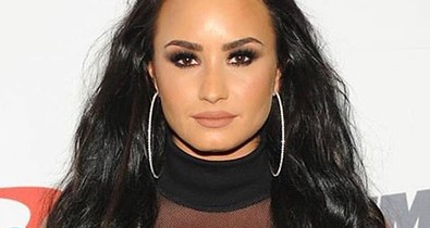 Demi Lovato nagyon bevállalós ezzel a fürdőruhával, te fel mernéd venni?