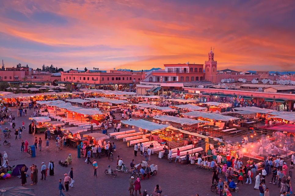 Esti látkép a Djemaa El Fna téren a Koutoubia mecsettel