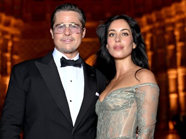 Brad Pitt barátnője álomszép meztelenruhában tündököl, Ines de Ramon királynőként ragyog a színész oldalán