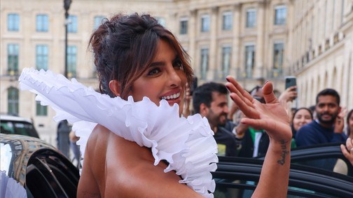 Megállt a levegő Priyanka Chopra körül ebben a drámai, pazar ruhában