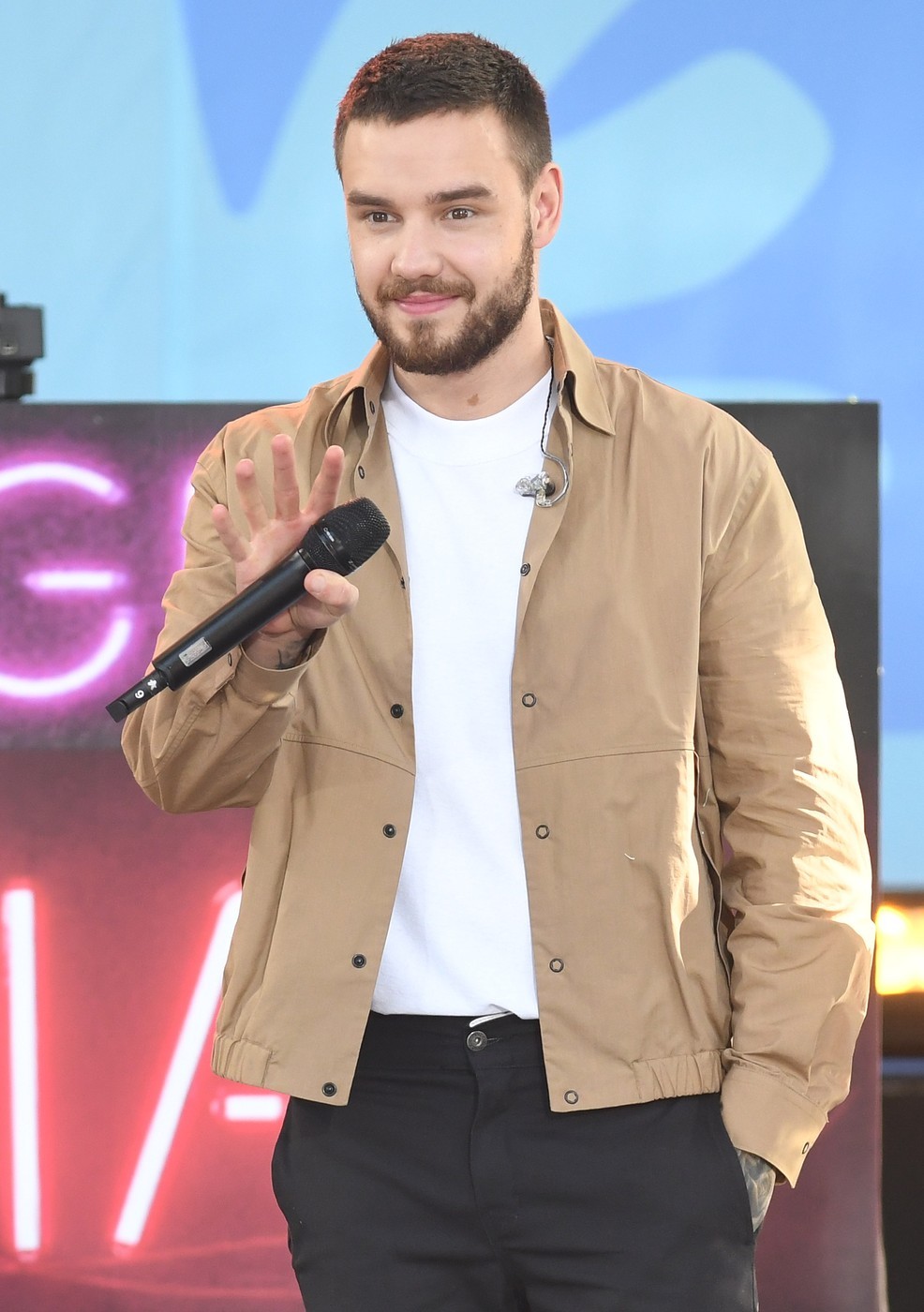 Liam Payne (1993–2024) A One Direction egykori énekese 31 éves korában hunyt el Argentínában, egy tragikus baleset során. Beszámíthatatlanságát tudatmódosító szerek okozták. Halála sokkolta a világot, és számos híresség fejezte ki részvétét a közösségi médiában.