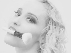 Csodálatos történet! Kéz nélkül lett sminkmester!