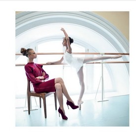 Félmeztelen jógázás tűsarkúban