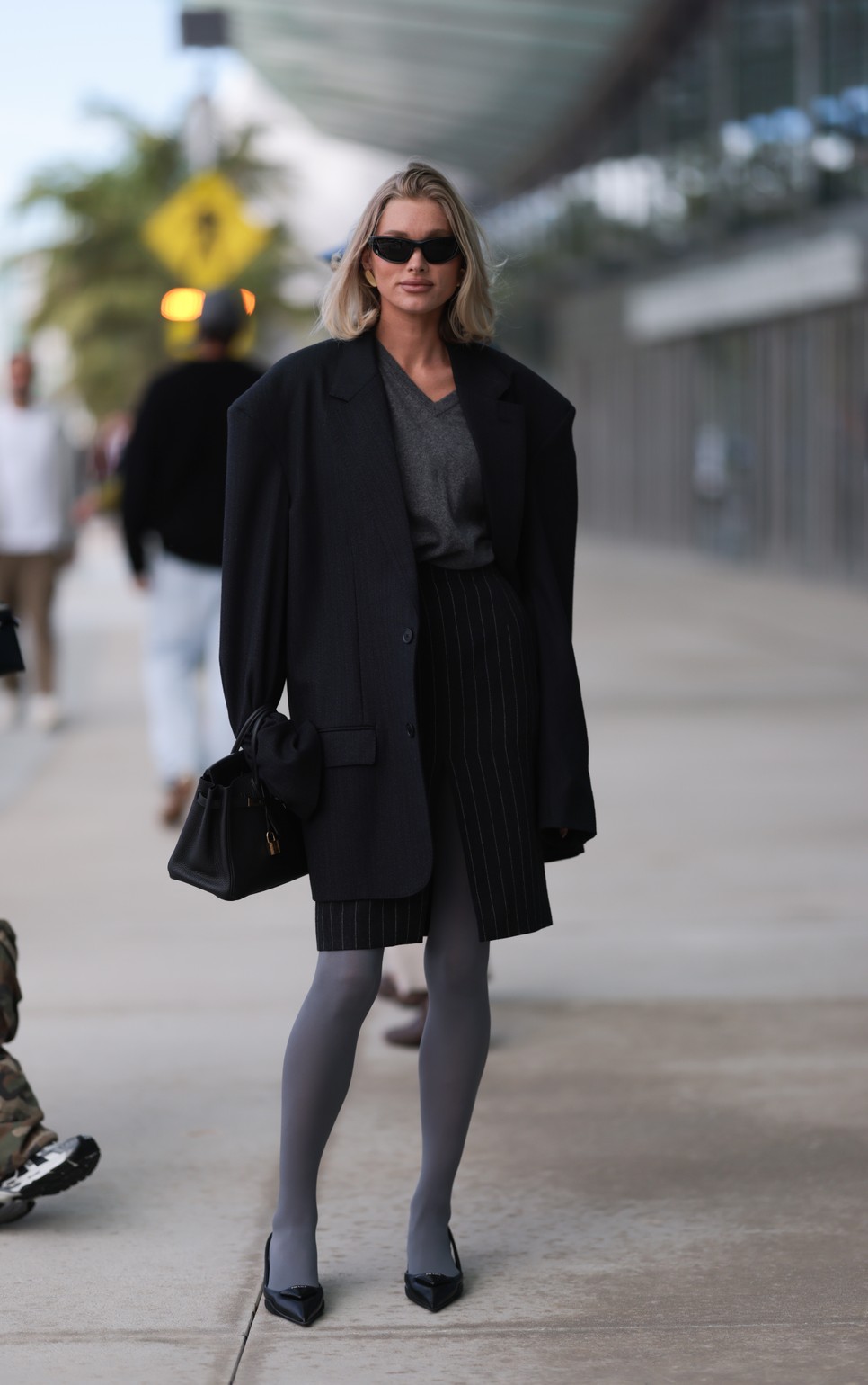 Elsa Hosk irodai stílusába is tökéletesen passzol a szürke harisnya