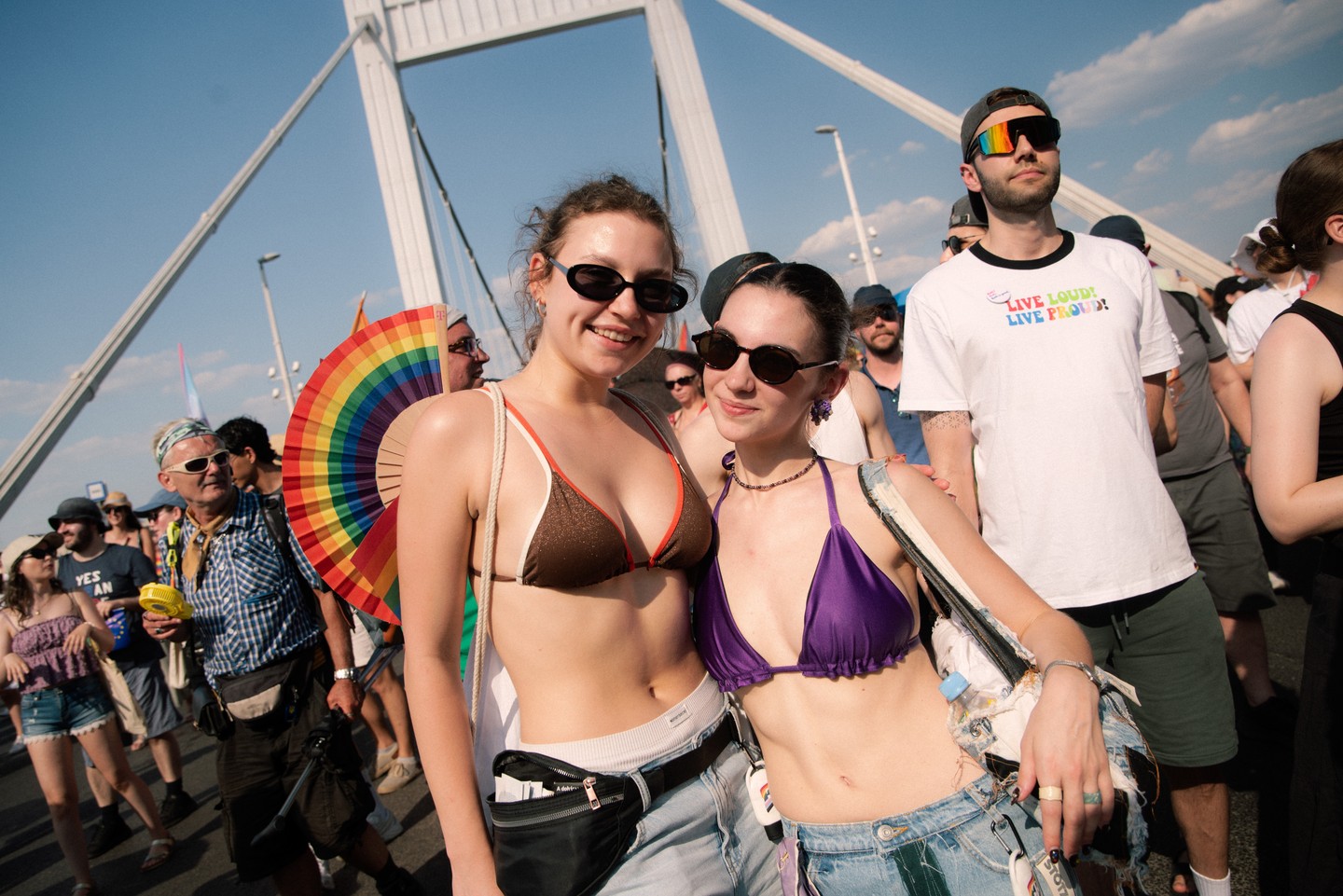 A naptej, napszemüveg és legyező kötelező kellék volt az idei Pride-on. 