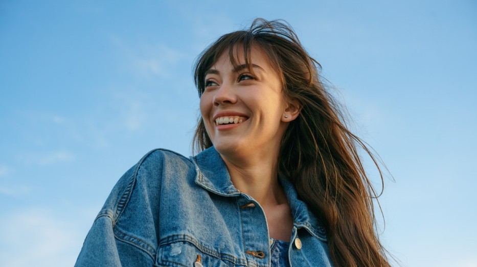 Hogyan viselj farmerdzsekit az idei szezonban? Három ötlet nőknek!