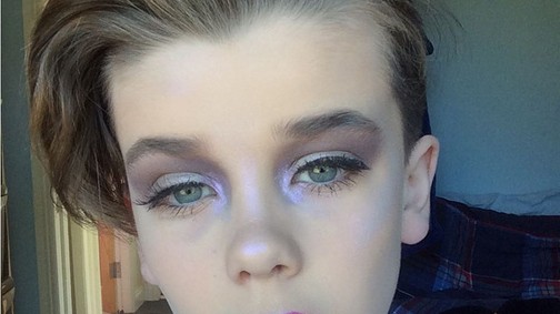 Ez a 10 éves kisfiú úgy sminkel, mint a profik!