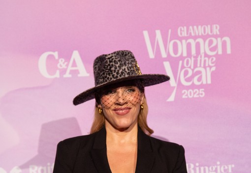 Igen, ez a nő itt tényleg Tóth Vera: az énekesnő káprázatos ruhában érkezett a GLAMOUR Women of the Year pink szőnyegére