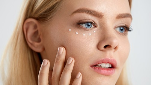 Zavarnak a sötét karikáid? Ezeket a szemkörnyékápolókat neked találták ki!